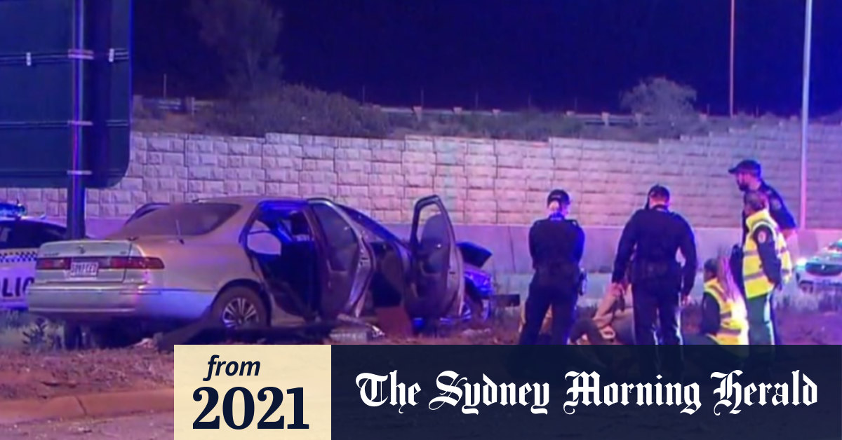 Video Three arrested after crash in stolen car